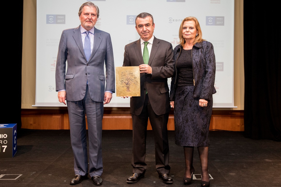 De izq. a dcha.: Íñigo Méndez de Vigo, ministro de Cultura; Lorenzo Silva, escritor, y Carme Riera, académica y presidenta de CEDRO