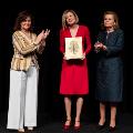 D'esq. a dta.: Carmen Calvo, vicepresidenta del Govern espanyol; Pepa Fernández, Premi CEDRO 2019, i Carme Riera, presidenta de CEDRO